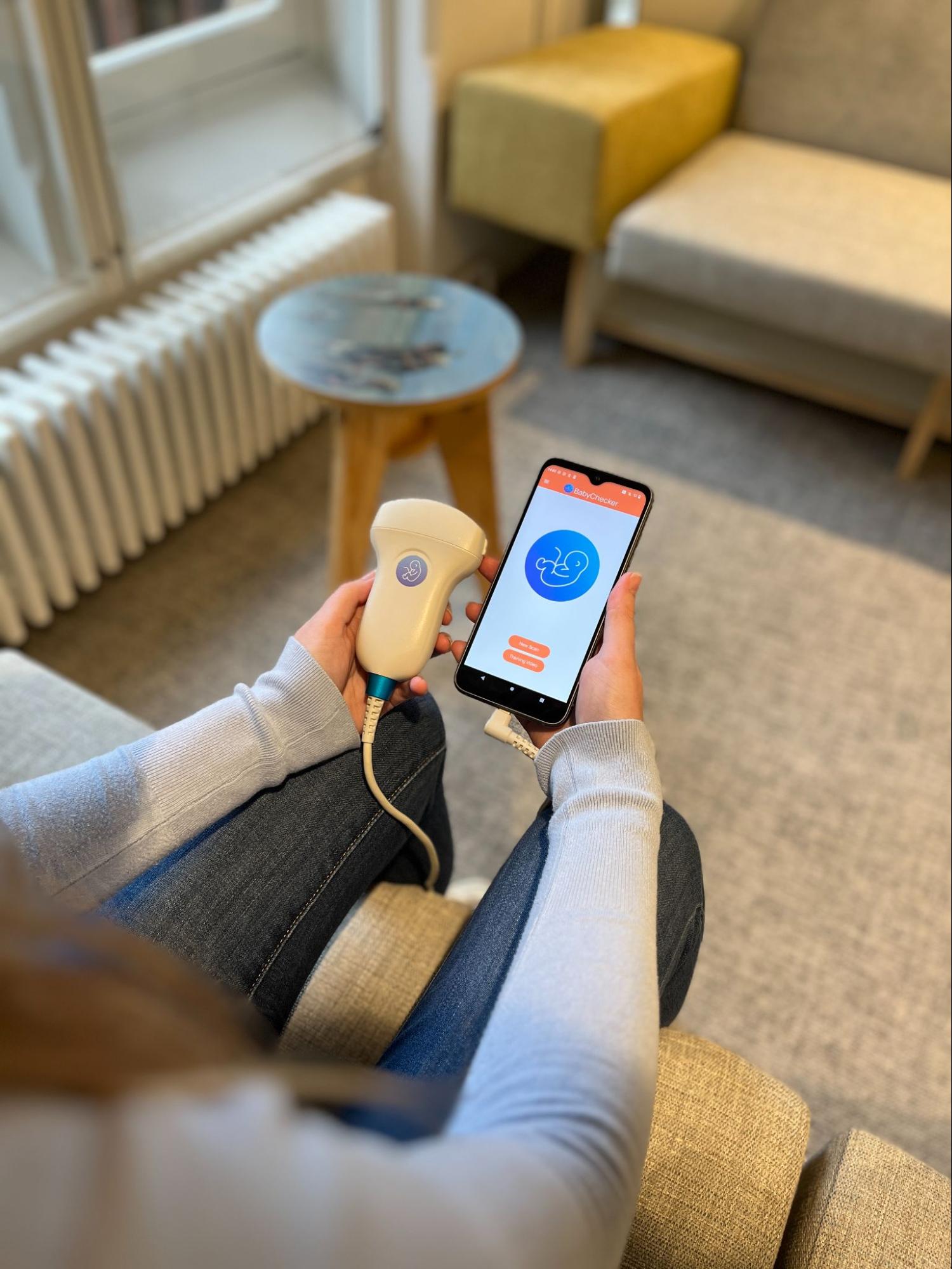 BabyChecker: Fairphone with installed app and connected ultrasound probe
